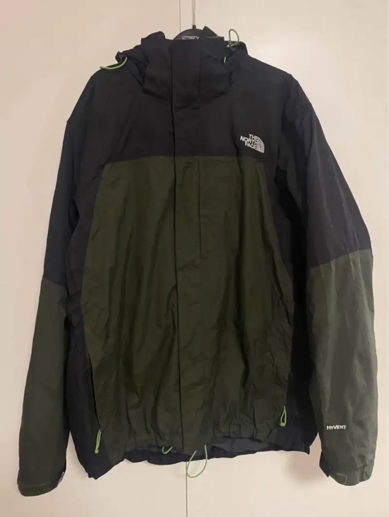 Chaqueta impermeable The North Face verde y negra - 1
