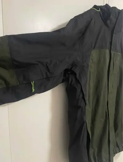 Chaqueta impermeable The North Face verde  y negra - miniatura 2