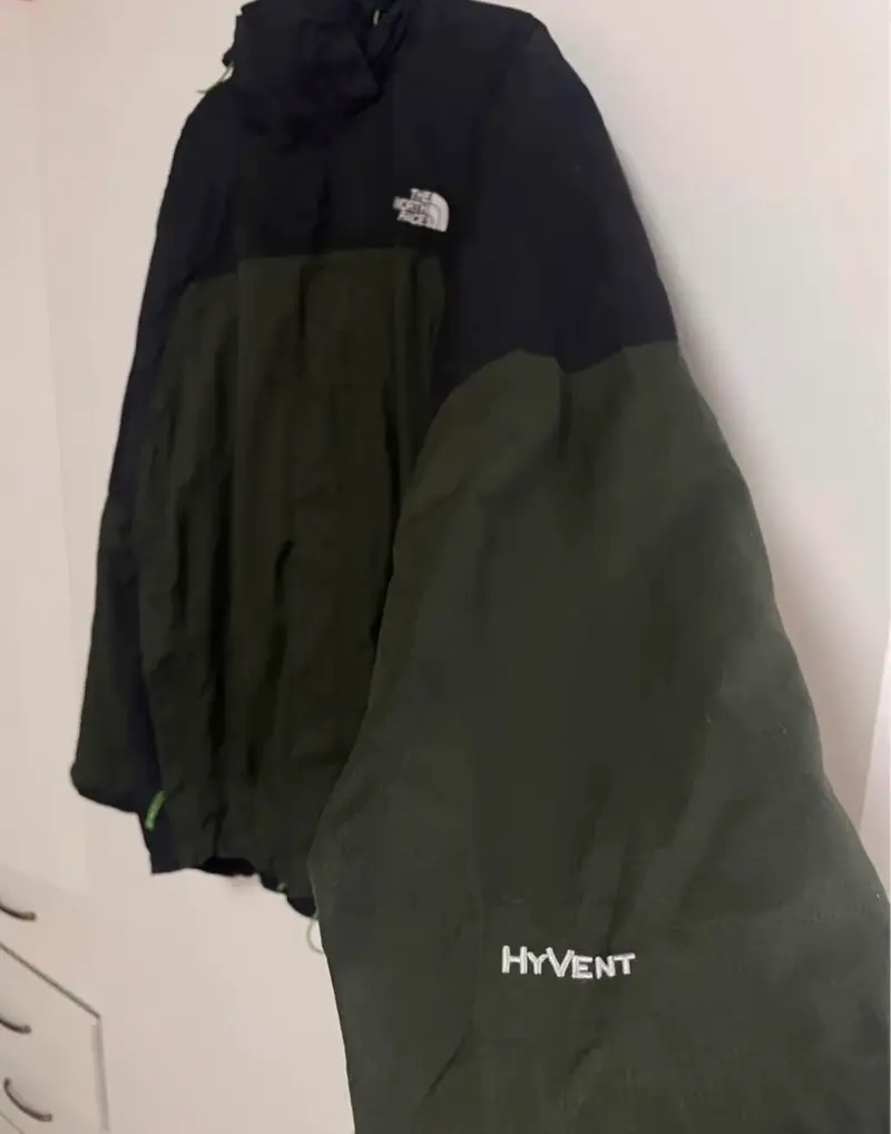 Chaqueta impermeable The North Face verde y negra - 3