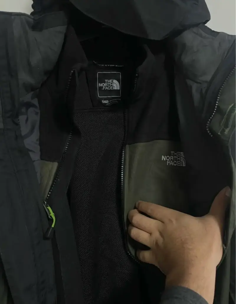 Chaqueta impermeable The North Face verde y negra - 4