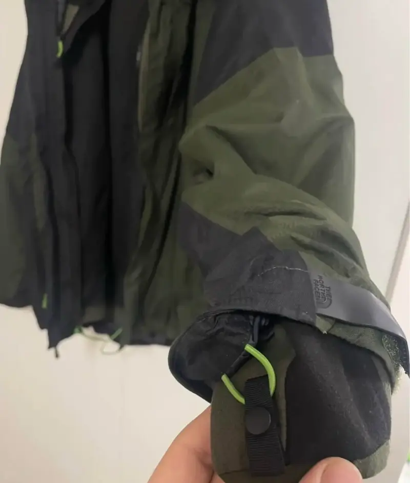 Chaqueta impermeable The North Face verde y negra - 5