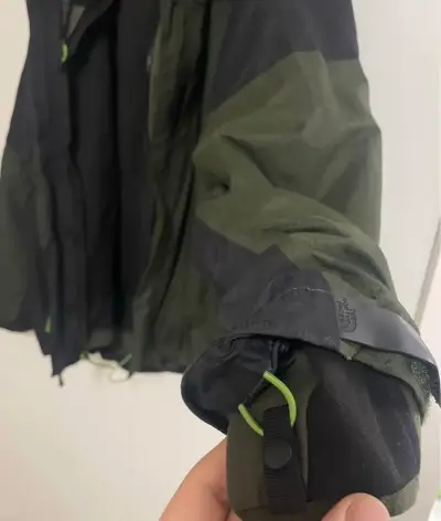 Chaqueta impermeable The North Face verde  y negra - miniatura 5