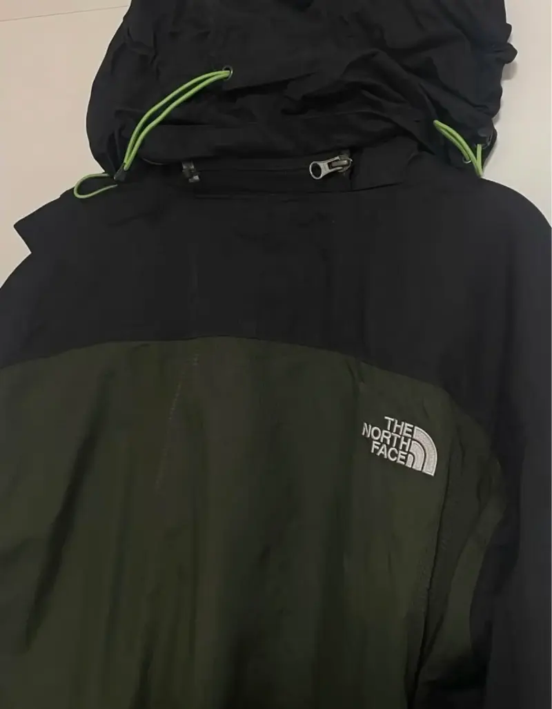 Chaqueta impermeable The North Face verde y negra - 6