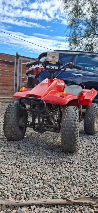 Cuatrimoto Suzuki roja en buen estado - miniatura 1