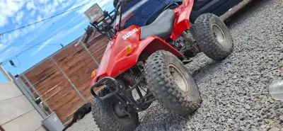 Cuatrimoto Suzuki roja en buen estado - miniatura 2