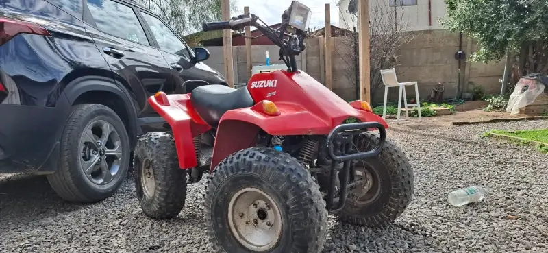 Cuatrimoto Suzuki roja en buen estado - 3