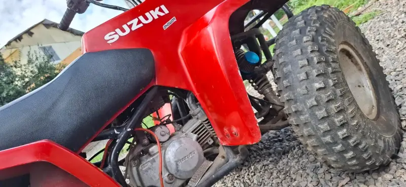 Cuatrimoto Suzuki roja en buen estado - 4