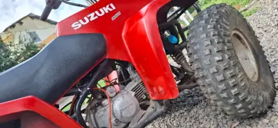 Cuatrimoto Suzuki roja en buen estado - miniatura 4
