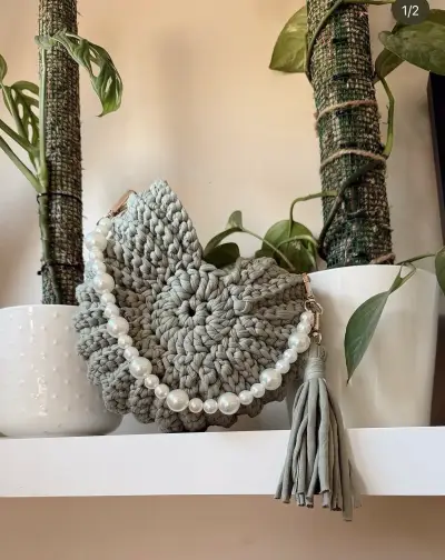 Cartera de mano tejida verde con perlas - miniatura 1