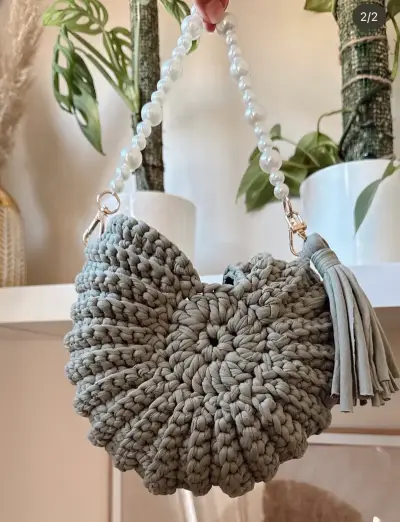 Cartera de mano tejida verde con perlas - miniatura 2