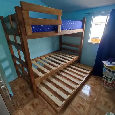 Camarote de madera con escalera y almacenamiento - miniatura 2