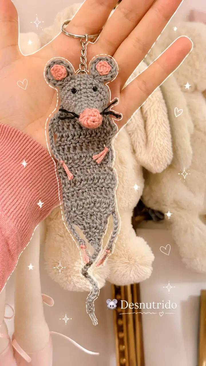 Llavero de ratón desnutrido tejido a crochet