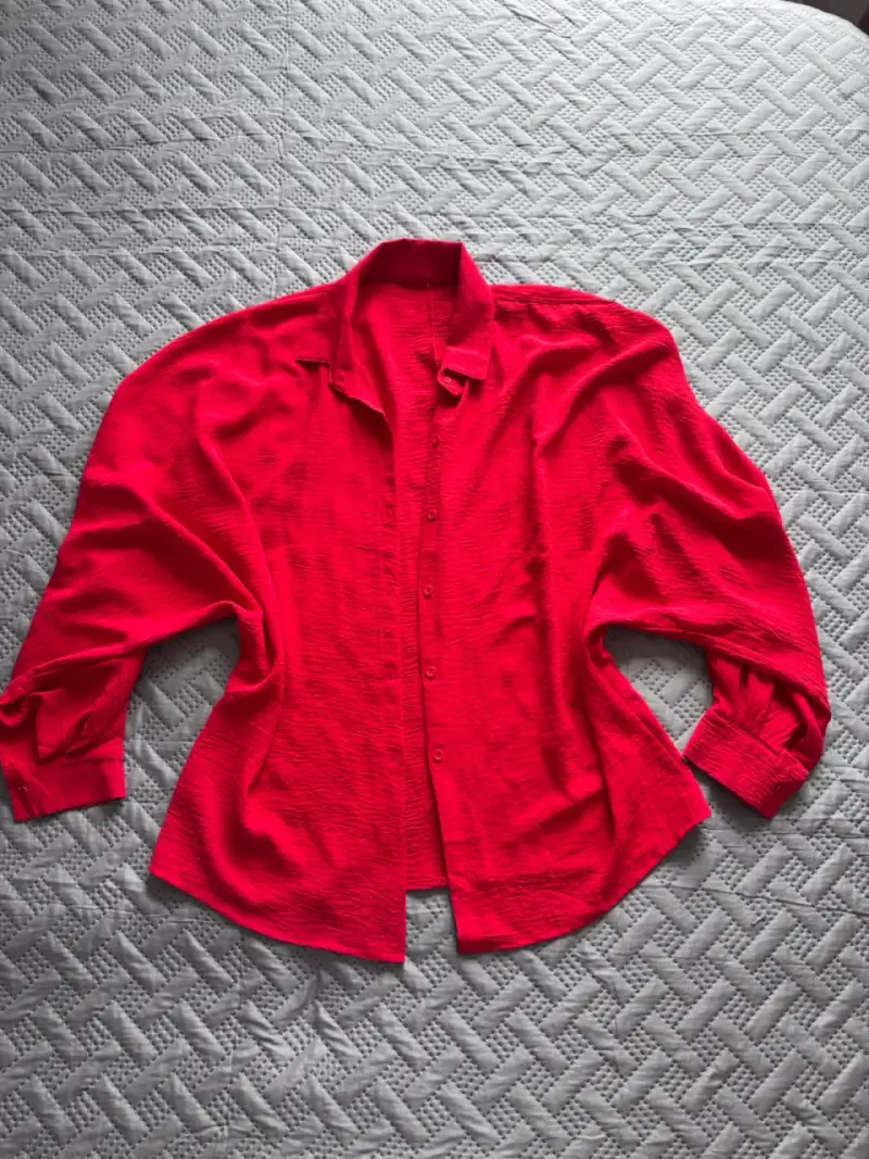 Blusa roja de manga larga para mujer