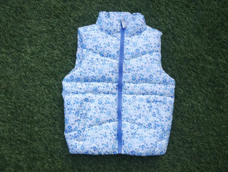 Chaleco acolchado infantil con estampado floral azul - 1