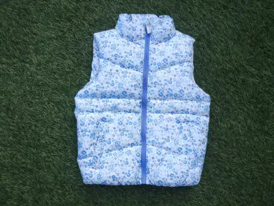 Chaleco acolchado infantil con estampado floral azul - miniatura 1