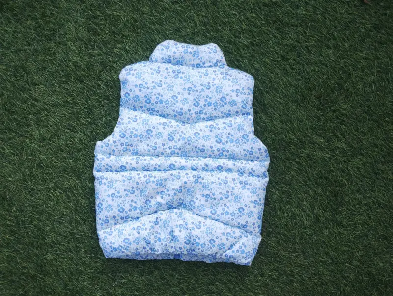 Chaleco acolchado infantil con estampado floral azul - 2