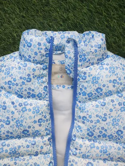 Chaleco acolchado infantil con estampado floral azul - miniatura 3