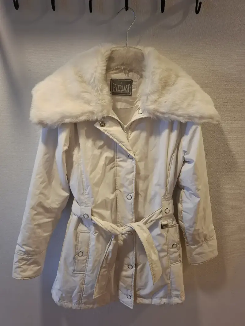 Parka Everlast blanca con cuello de piel - 2