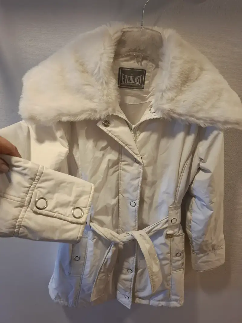 Parka Everlast blanca con cuello de piel - 3