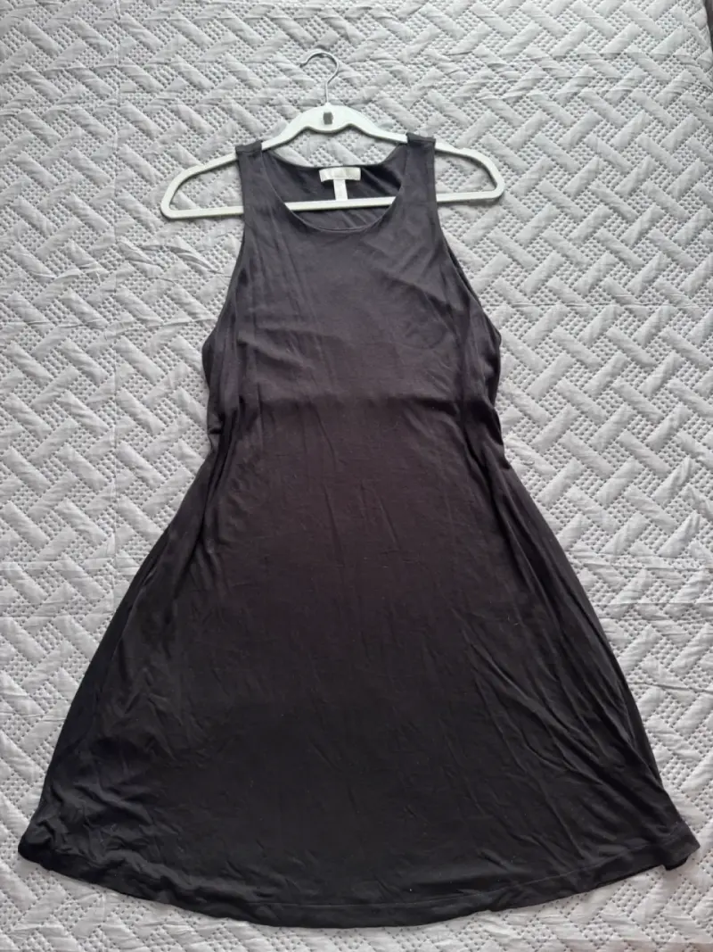 Vestido negro sin mangas para mujer