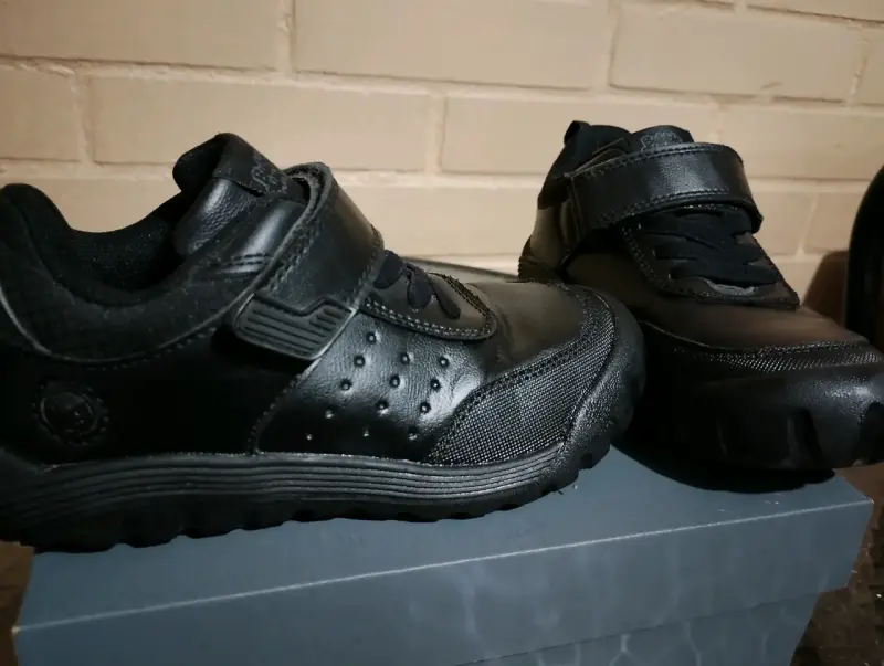 Zapatos escolares negros con velcro Talla 30 - 1