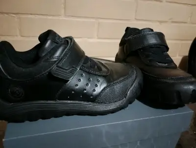 Zapatos escolares negros con velcro Talla 30 - miniatura 1