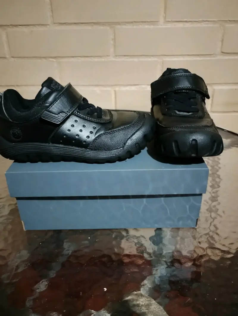 Zapatos escolares negros con velcro Talla 30 - 2