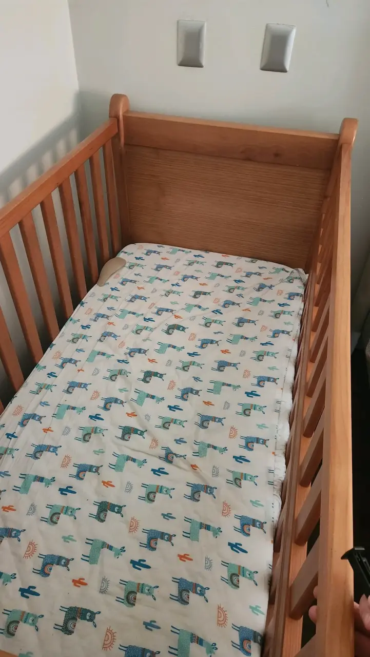 Cuna de madera para bebé con colchón incluido