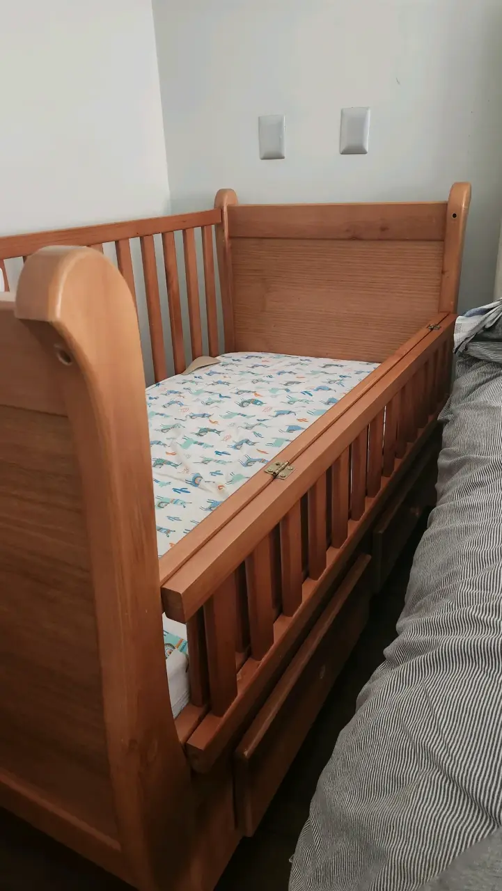 Cuna de madera para bebé con colchón incluido - 4