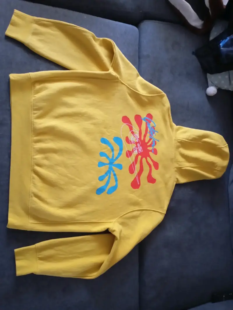 Polerón amarillo con capucha y diseño colorido - 2