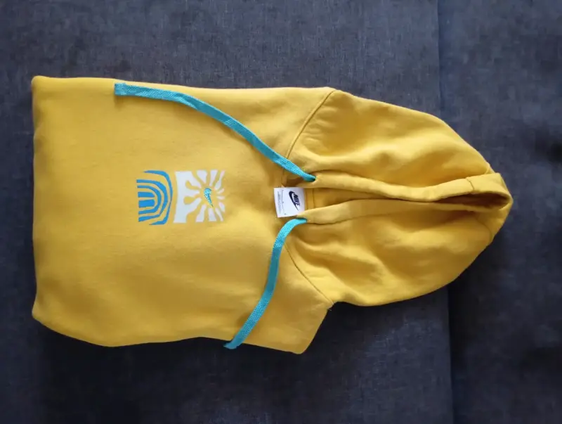 Polerón amarillo con capucha y diseño colorido - 3