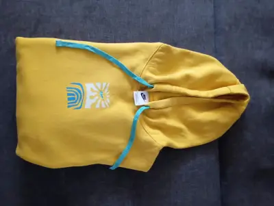 Polerón amarillo con capucha y diseño colorido - miniatura 3