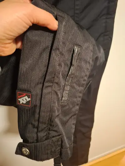 Pantalones de esquí negros con botones decorativos - miniatura 4