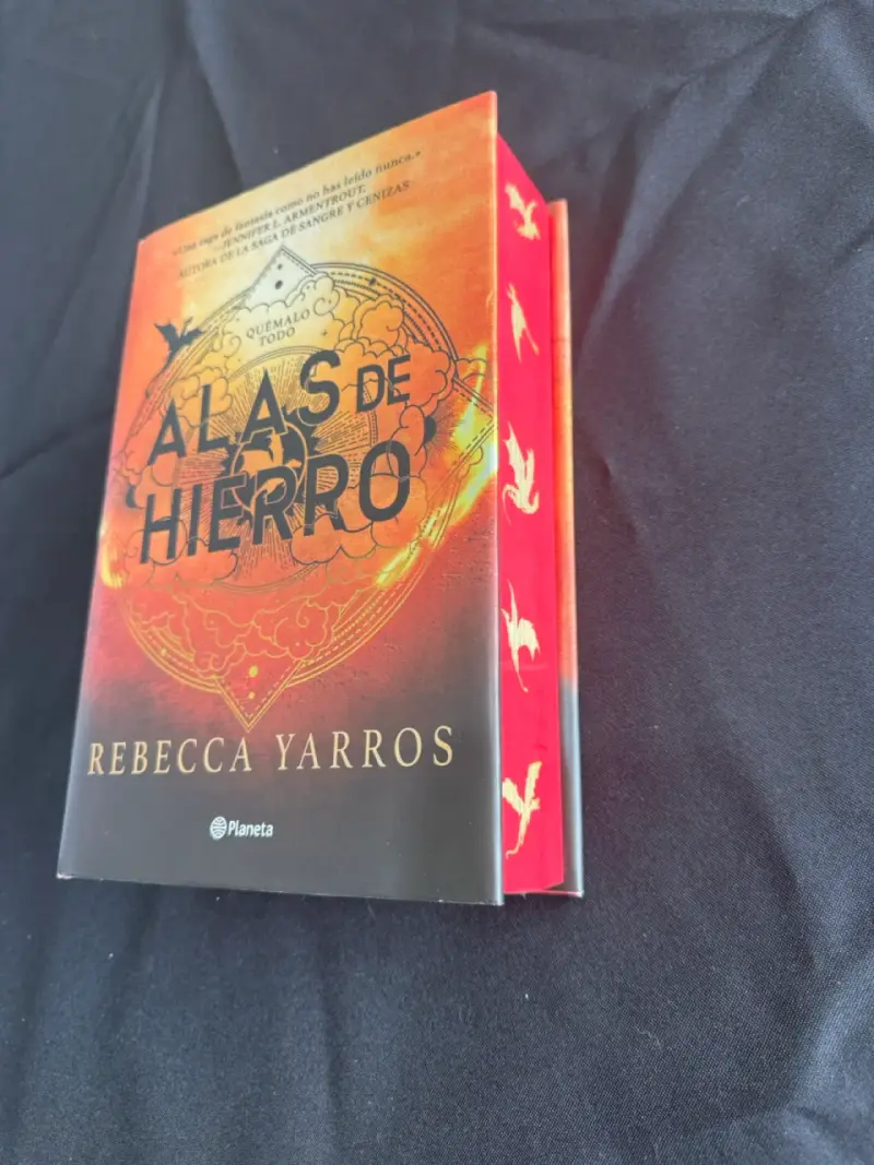 Libro 'Alas de Hierro' de Rebecca Yarros - 2