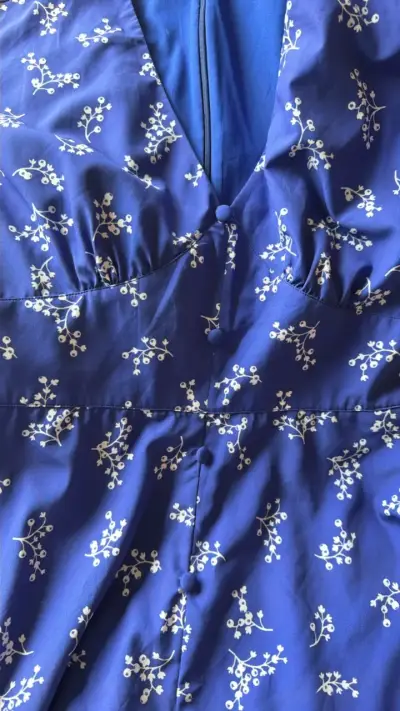 Vestido azul con estampado floral - miniatura 2