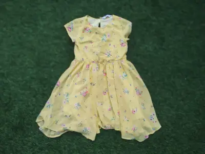 Vestido infantil amarillo con flores - miniatura 1