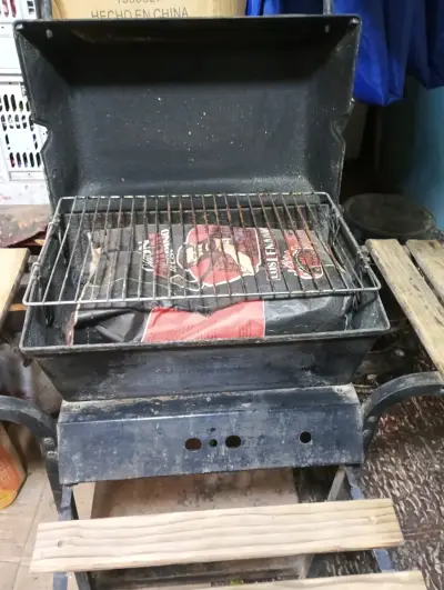 Parrilla de carbón portátil con tapa - miniatura 1