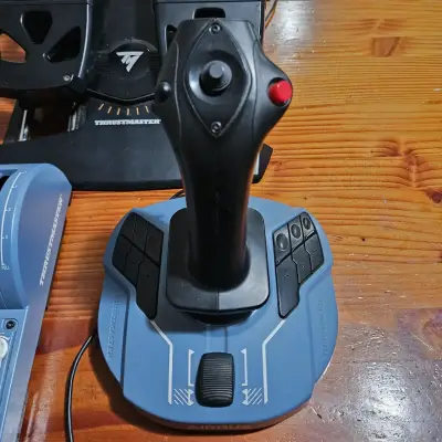 Joystick y pedales Thrustmaster Airbus para simulación - miniatura 1