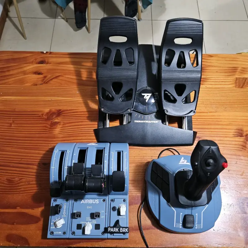 Joystick y pedales Thrustmaster Airbus para simulación - 2