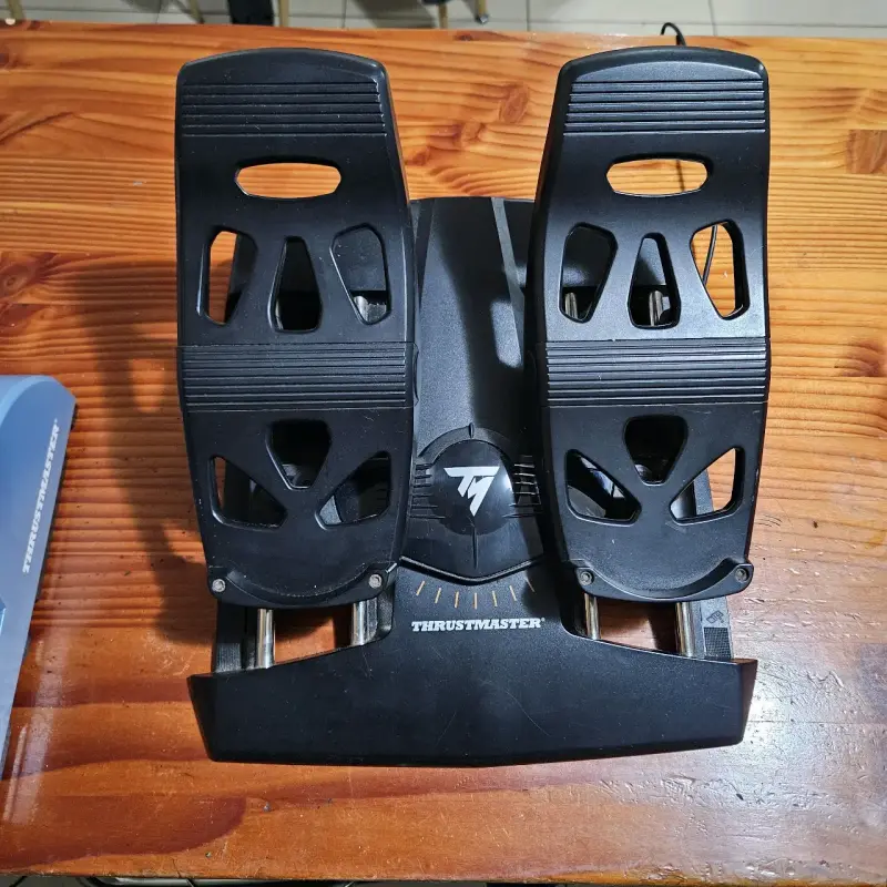 Joystick y pedales Thrustmaster Airbus para simulación - 3