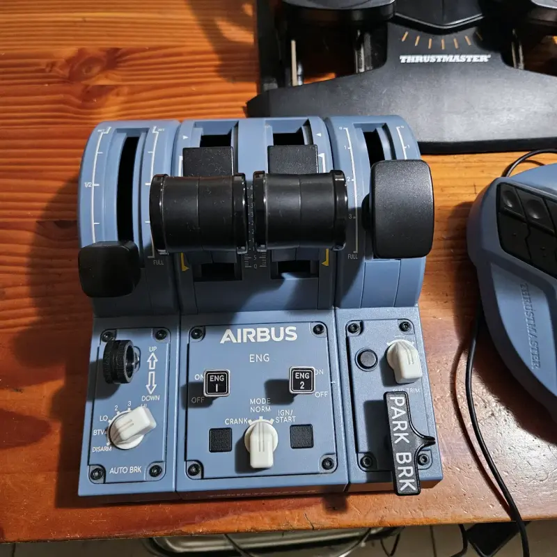 Joystick y pedales Thrustmaster Airbus para simulación - 4