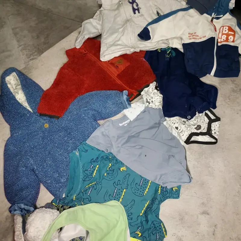 Lote de ropa de bebé con abrigos y bodys - 1