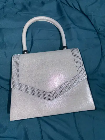 Cartera de mano plateada con detalles brillantes - miniatura 1