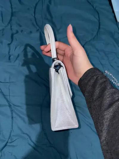 Cartera de mano plateada con detalles brillantes - miniatura 2