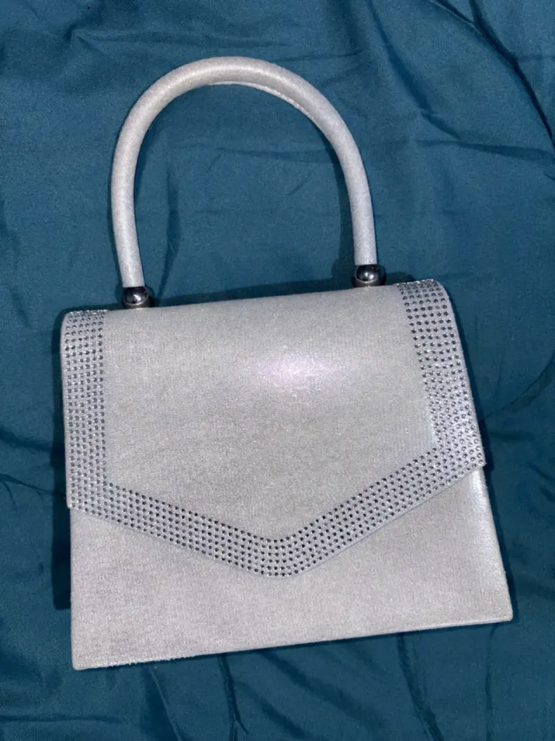 Cartera de mano plateada con detalles brillantes - 3
