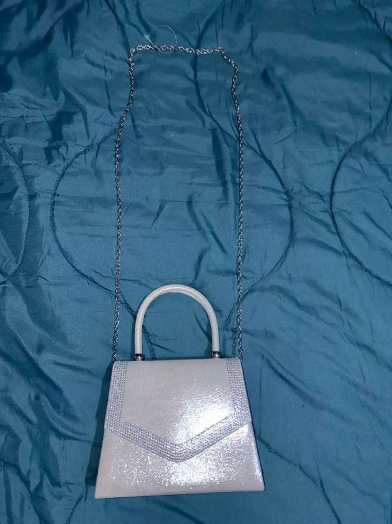 Cartera de mano plateada con detalles brillantes - 4