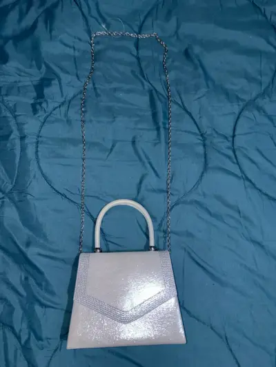Cartera de mano plateada con detalles brillantes - miniatura 4