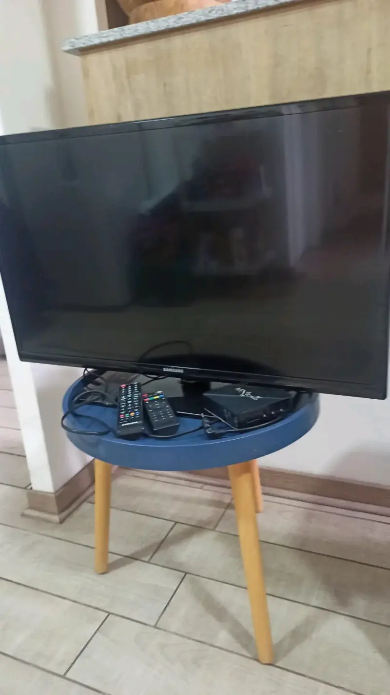 Televisor Samsung 32" con control remoto y cables - 1