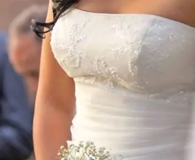 Vestido de novia blanco con encaje y volantes - miniatura 1