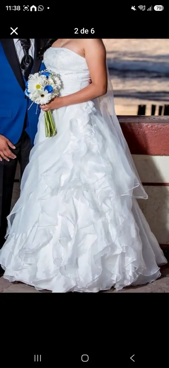Vestido de novia blanco con encaje y volantes - 4